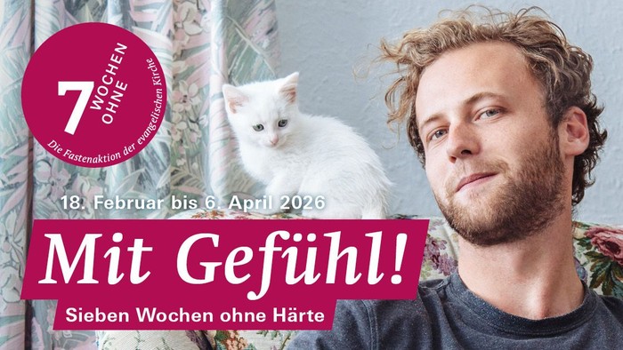 Ein Mann sitzt auf einem weißen retro Sessel und blickt mit angeschrägtem Kopf in die Kamera. Auf der Rückenlehne sitzt eine kleine weiße Katze und blickt den Mann an. Über die Grafik spannt sich der Schriftzug 