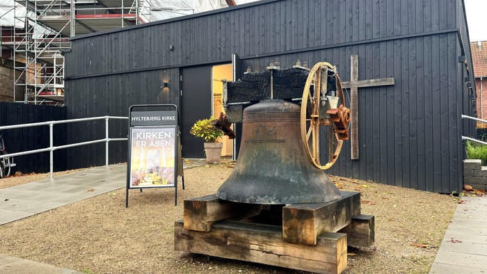 Billede af Hyltebjerg Kirkesal med den gamle klokke foran
