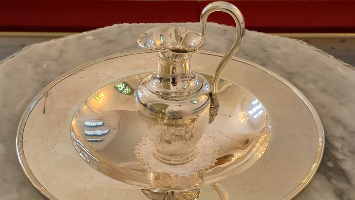 En sølvkande på en marmorsokkel