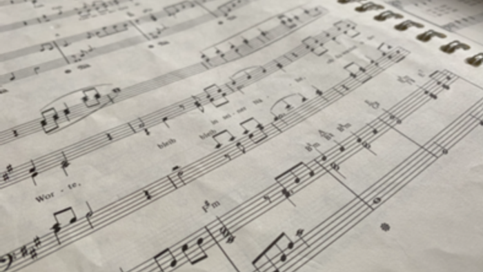 Notenblatt mit Musiknoten und Taktstriche