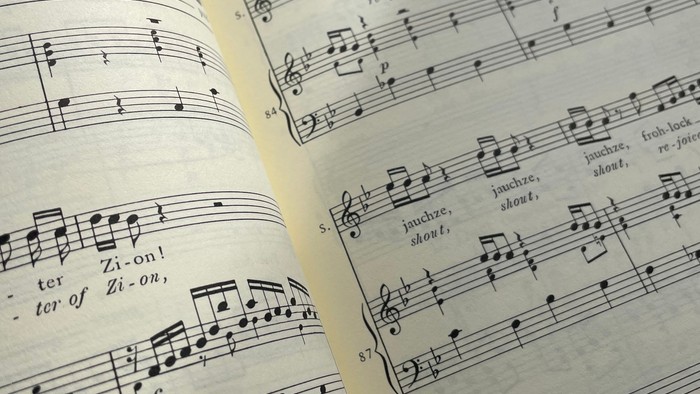 Notenbuch mit klassischer Musikpartitur