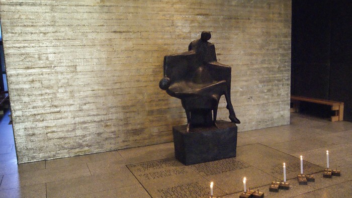 Stille Szene mit Skulptur und brennenden Kerzen