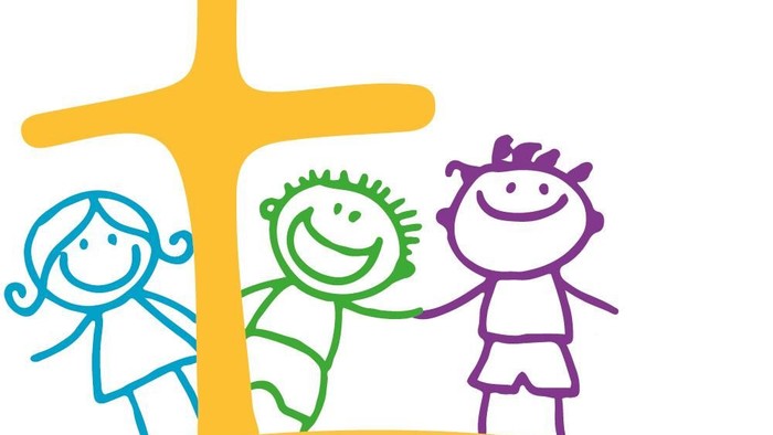 Das Bild zeigt drei Kinder vor einem Kreuz mit dem Text
