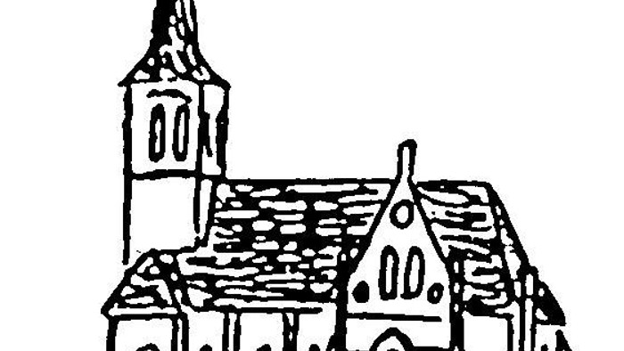 Ein schwarz-weißes Bild einer Kirche mit hohem Turm und spitzem Dach.