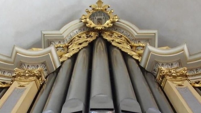 Prächtige goldene und weiße Deckenverzierung mit aufwendigen Mustern und Dekorationen