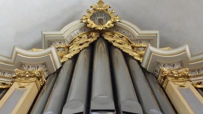 Prächtige goldene und weiße Deckenverzierung mit aufwendigen Mustern und Dekorationen