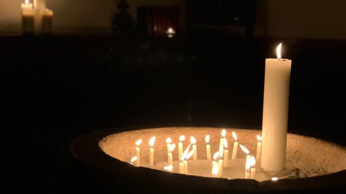 Stort lys omringet af små lys