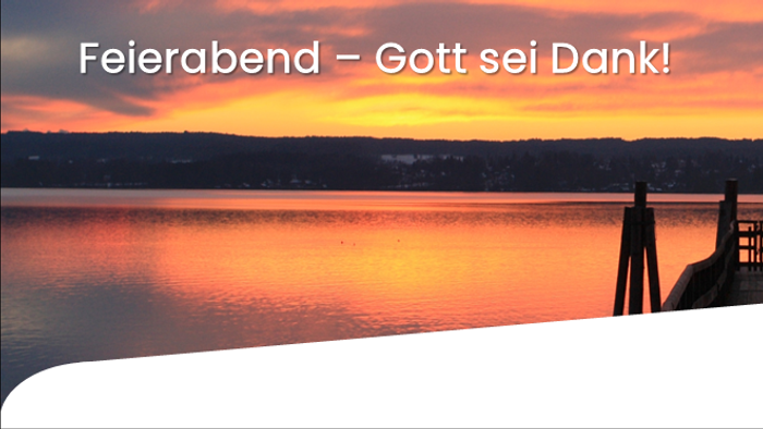 Das Bild zeigt einen Sonnenuntergang über dem Wasser.