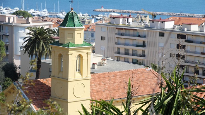 En lille kirke med klokketårn i en by ved kysten