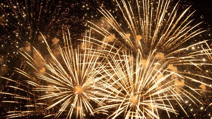 Feuerwerk mit goldenen Explosionen vor dunklem Himmel