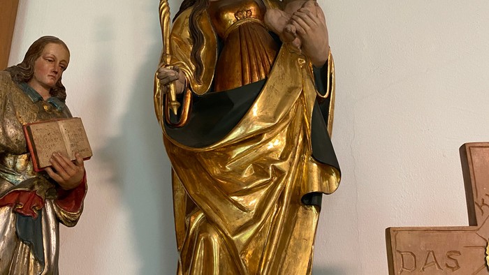 Goldene Marienstatue mit Kind in der Kirche