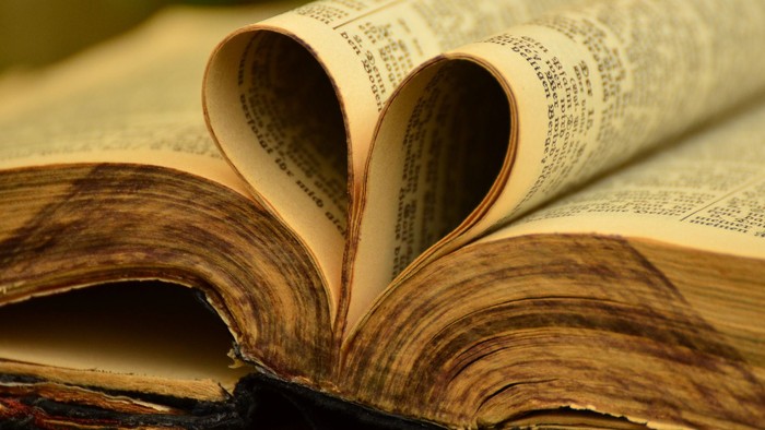 Ein aufgeschlagenes Buch mit herzförmig gefalteten Seiten.