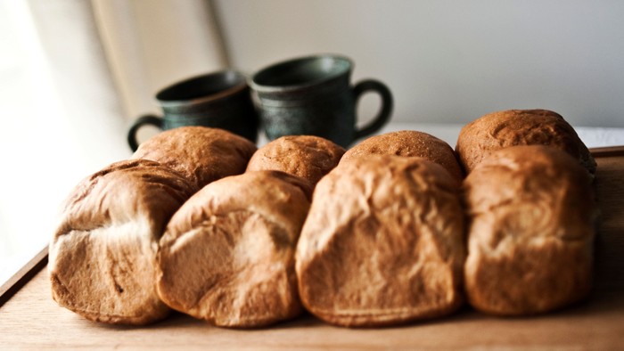 En række brødstykker og to tæpper på bordet