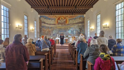 Gottesdienst in einer modernen Kirche mit vielen Gläubigen
