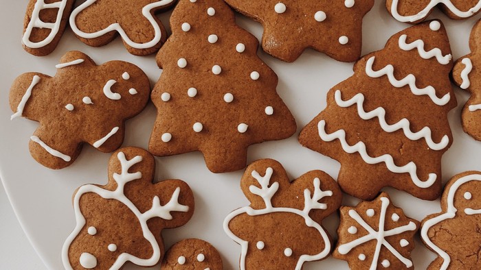 Ein Teller mit verschiedenen Lebkuchen in Weihnachtsformen