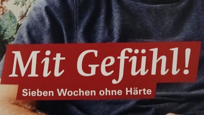 Ein Mann mit einer Katze sitzt für eine 7-wöchige grausamkeitsfreie Kampagnenwerbung mit emotionaler Ansprache.