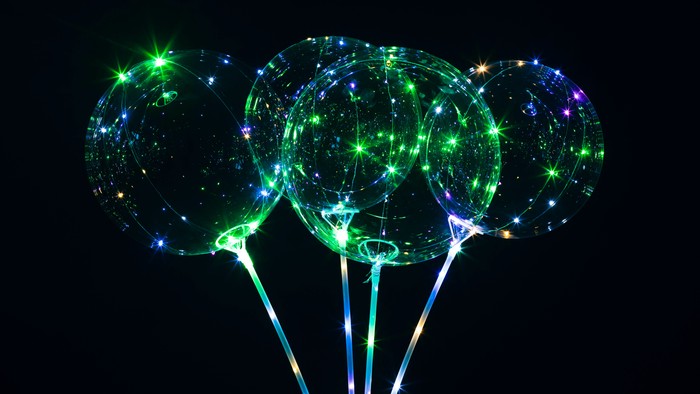 Firebælte balloner i grønne og blå farver.