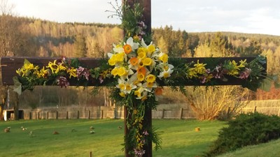 Osterkreuz auf dem Friedhof in Grünhain