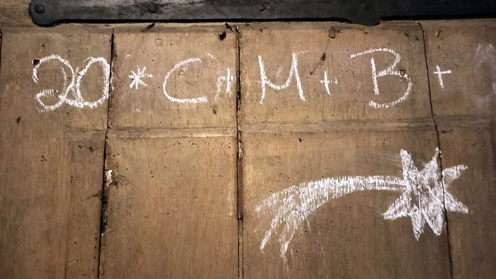 Auf einer Holzwand steht die Gleichung 30*C+M+B+ und ein Stern.