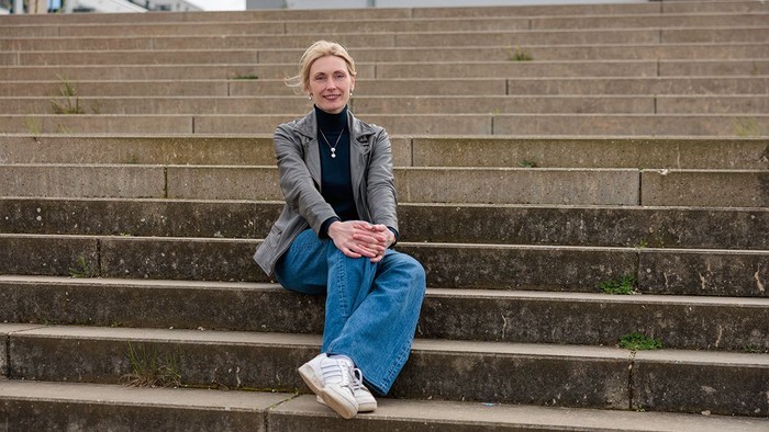 Merle Remler auf Stufen sitzend