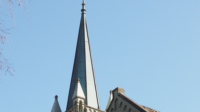 Große Kirche mit hohem Turmspitz und Uhrturm.