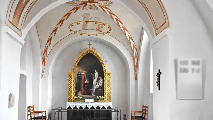 Altertavle med kuppel