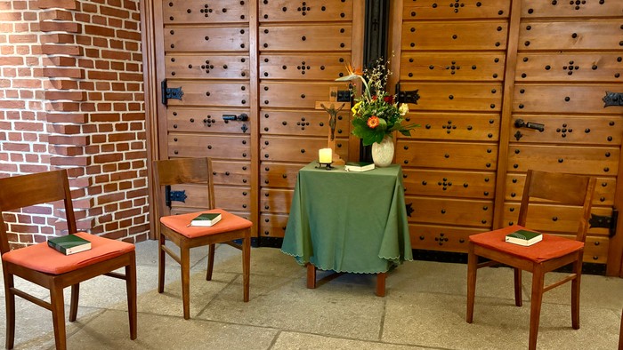 Bild kleiner Altar und Stuhlkreis