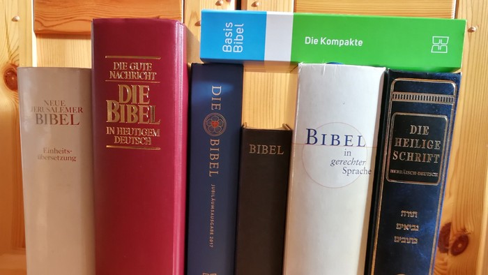 Foto von diversen Bibeln