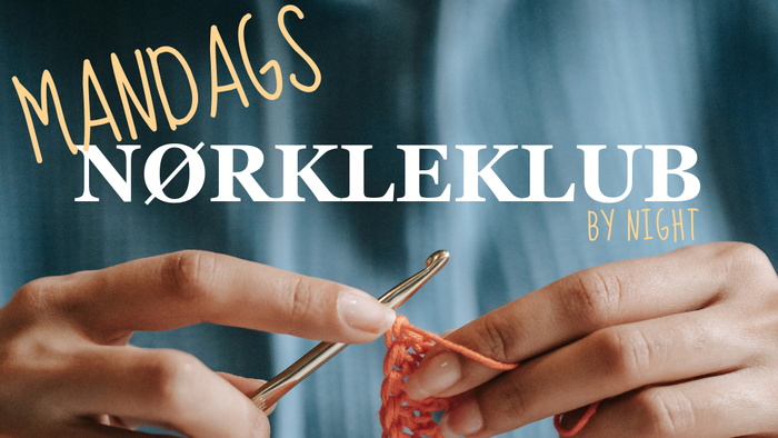 Person, der strikker med rød garn, tekst på dansk