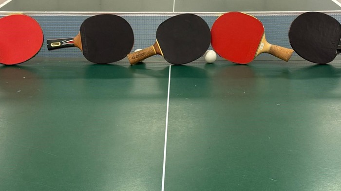 Tischtennisplatte mit Tischtennisschlägern