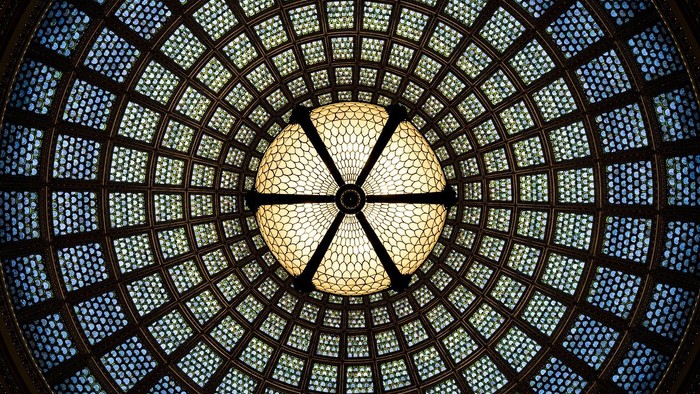 Stained glass vindues i kuppelform med blå og gule farver