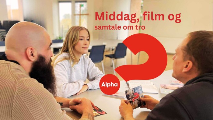 Gruppe, der diskuterer, mens de ser en film i frokostpausen, med reklametekst om Alpha og et spørgsmålstegn.
