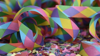Bunte Papierstreifen und Konfetti auf einer Oberfläche