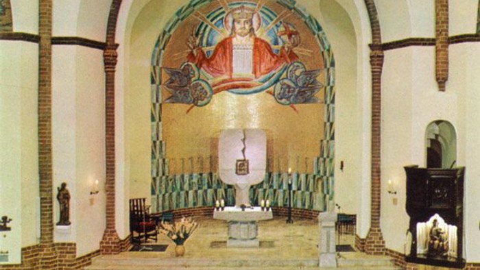 Innenraum einer Kirche mit Altar und Bänken