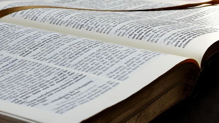 Eine aufgeschlagene Bibel mit Bändchen