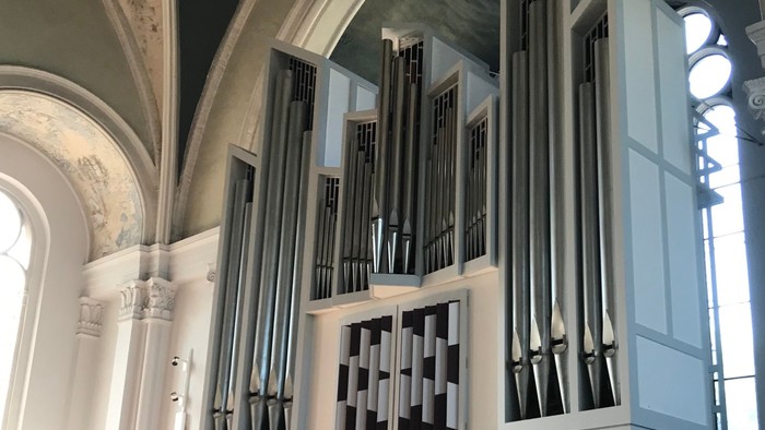 Große Kirchenorgel mit mehreren Manualen und Pedalen in einem großen Saal