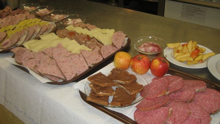 Verschiedene Wurstsorten und Käse auf Tisch