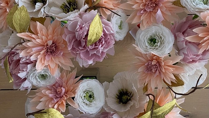 Papirblomster i hjerteform på træoverflade