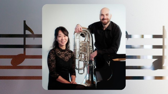 Nala Baik und Mateusz Dudek mit Tuba, im Hintergrund Notenlinien mit Noten