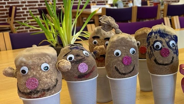 Fire lille dyrfigurer i plastbekælder på bord