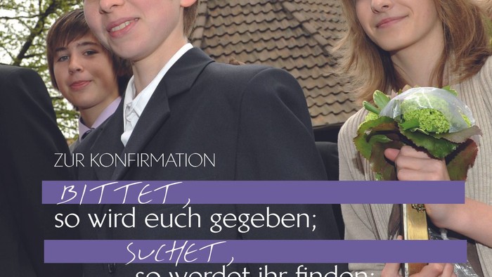 Zwei Jungen und ein Mädchen posieren vor einer Kirche, eines hält einen Strauß Blumen.