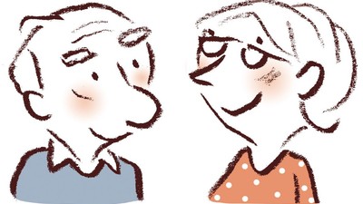 Zwei ältere Personen, eine mit weißen Haaren und Brille, die andere mit kurzen weißen Haaren, beide lächelnd.