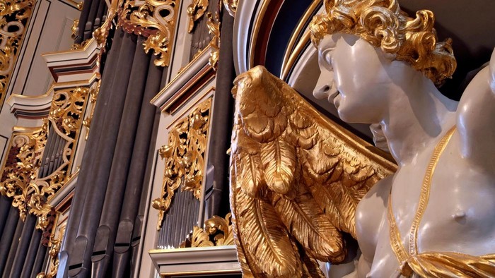 Gold verzierte Orgel und Engelsstatue in Kirche