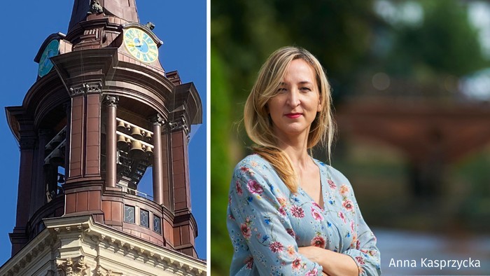 Links: Uhrenturm mit filigranem Design, rechts: Frau mit blauer Bluse mit Blumenmuster