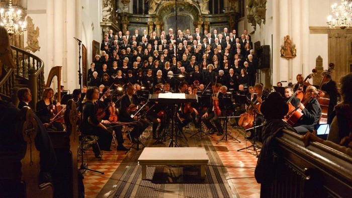 Ein großer Chor und Orchester treten in einer prächtigen Kirche auf