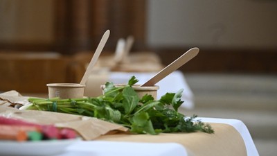Frisches Gemüse auf einem Tisch mit Holzstäbchen