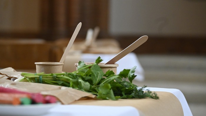 Frisches Gemüse auf einem Tisch mit Holzstäbchen