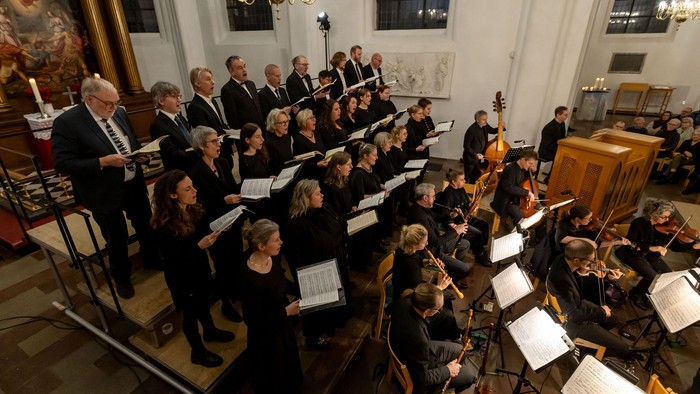 Ein Chor und Orchester proben in einer Kirche