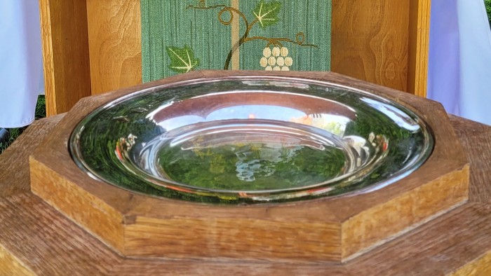 Geschmückter Altar und Taufschale im Garten von St. Johannis