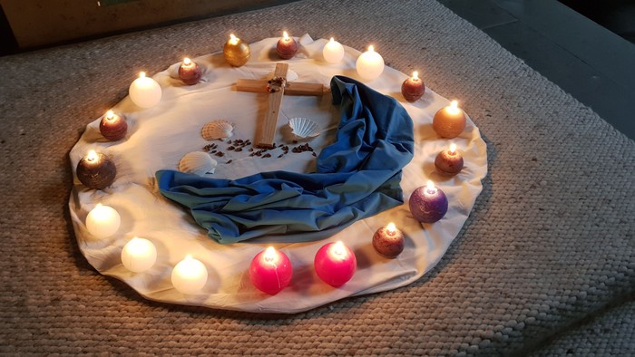 Weihnachtskrippen-Szene mit brennenden Kerzen